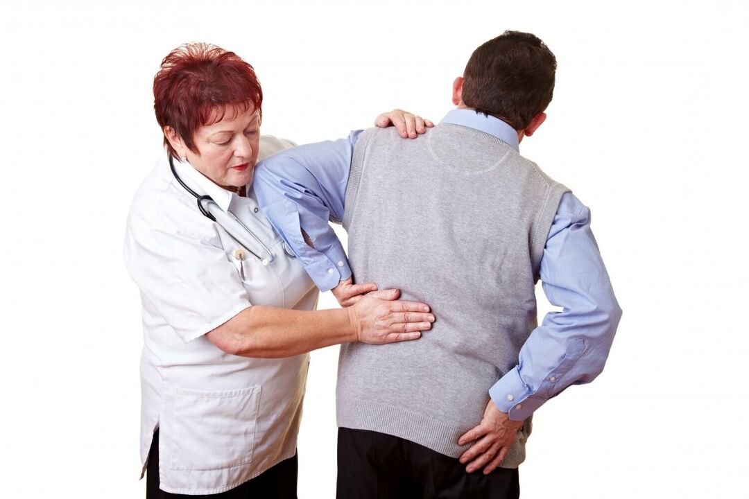 lekár vyšetrujúci pacienta s bolesťou chrbta